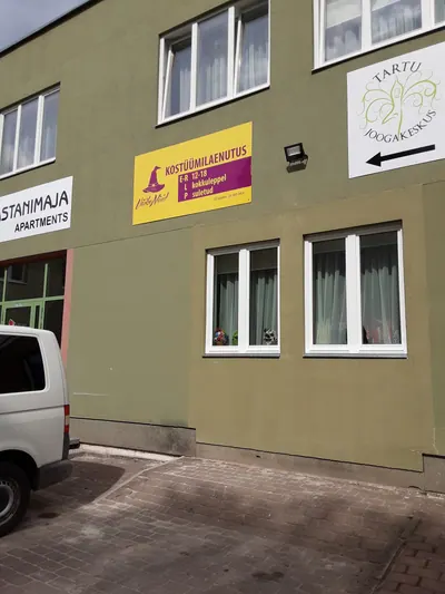 Väikese Nõia kostüümilaenutuse uks, Kastani 38 Tartu